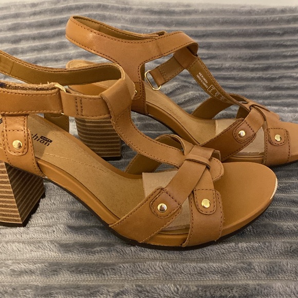 Clarks Stylish Tan Sandals, in good condition. Does have an area on right toe. - Picture 3 of 8